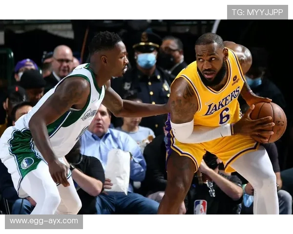 戴维斯最佳位置分析:揭示其场上作用与战术优势 戴维斯最佳位置分析:揭示其场上作用与战术优势